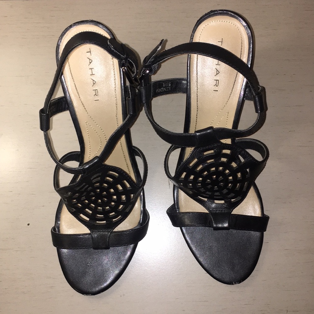 🕸 Tahari sandals in black 🕸